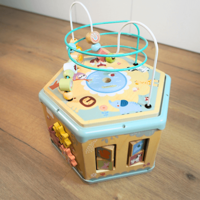 Lesena aktivnostna kocka – učna lesena montessori igrača za otroke od 1 do 3 let, ki spodbuja razvoj motorike, ustvarjalnosti in logičnega razmišljanja.