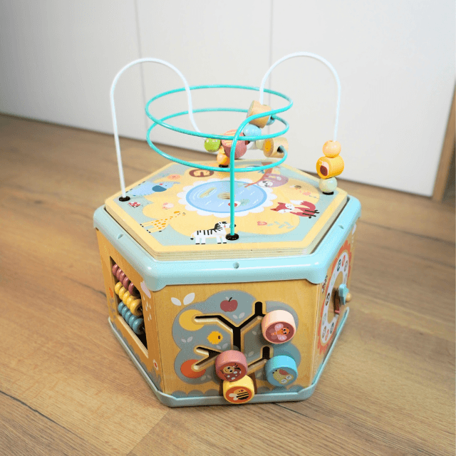 Lesena aktivnostna kocka in šestkotnik – učna lesena montessori igrača za otroke od 1 do 3 let, ki spodbuja razvoj motorike, ustvarjalnosti in logičnega razmišljanja.