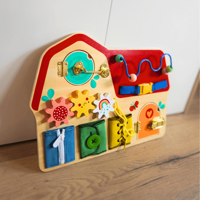 Otroška lesena aktivnostna tabla 'Kmetija' – motorične igrače za otroke, izobraževalna lesena igrača za razvoj spretnosti.