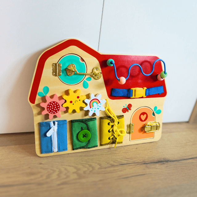 Otroška lesena aktivnostna tabla 'Kmetija' – motorične igrače za otroke, izobraževalna lesena igrača za razvoj spretnosti.