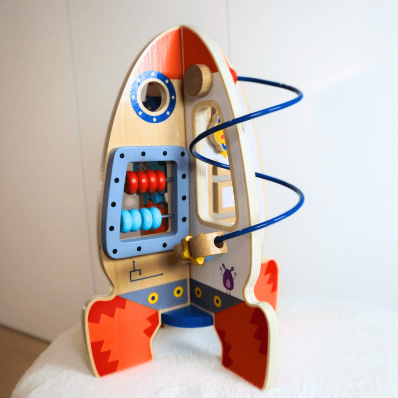 Aktivnostna raketa – lesena igrača za otroke, poučne in trajnostne montessori igrače za razvoj motorike in domišljije, idealno darilo za otroke od 1 leta dalje. Darilo 2 leti 
